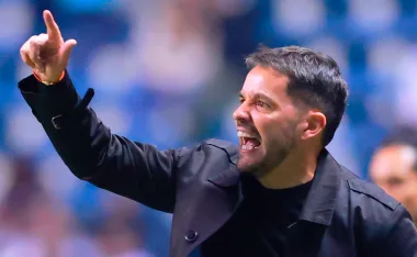 En un juego muy caliente, el estratega de Cruz Azul no se guardó nada y protestó con el arbitraje. ¿Qué pasó con Larcamón?