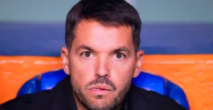 Toro Fernández sufre preocupante lesión en Cruz Azul y Nicolás Larcamón explota con el arbitraje