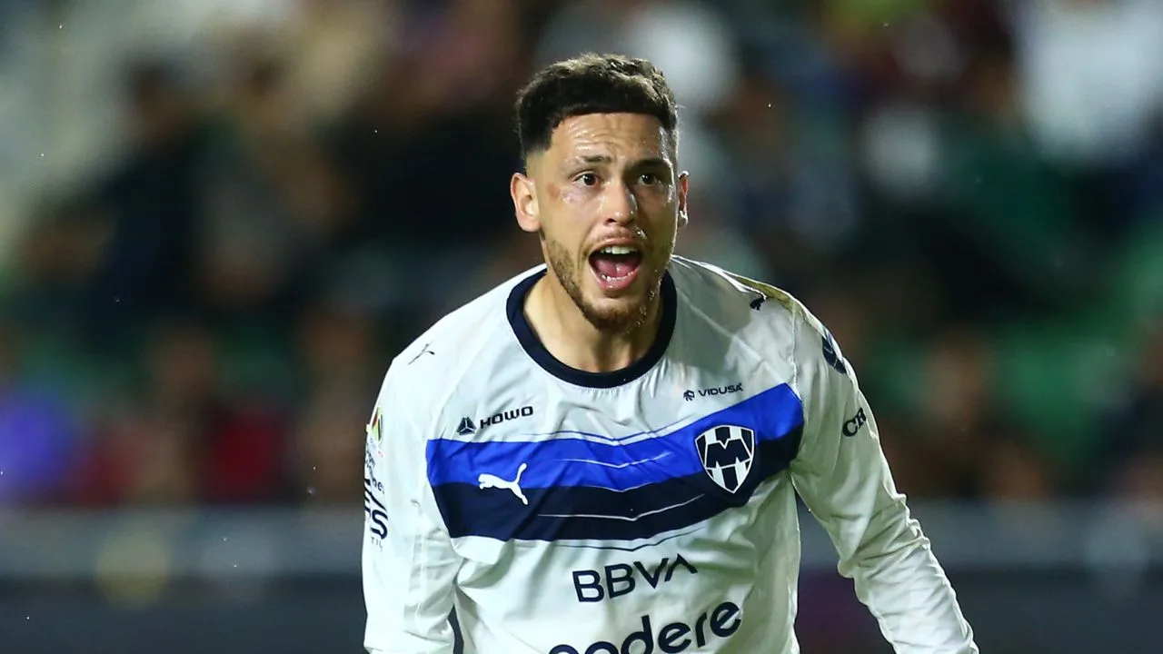 Lucas Ocampos, jugador de los Rayados de Monterrey. 