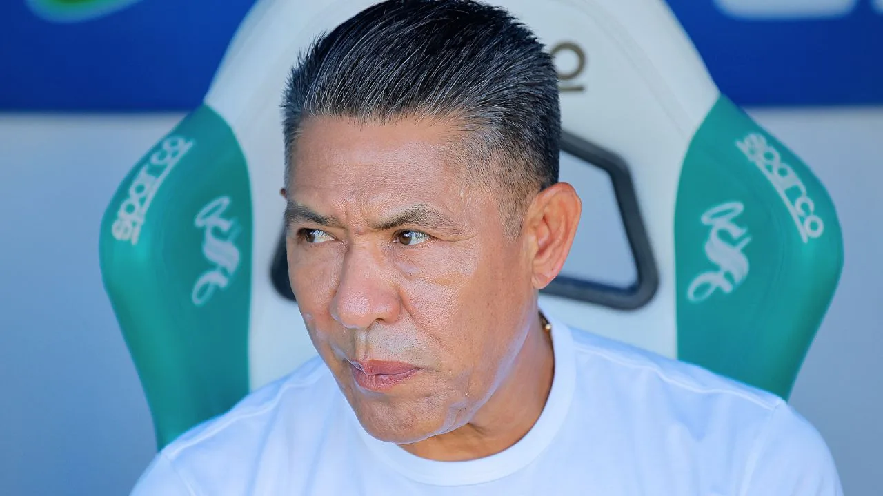 León ya analiza futuro de Nacho Ambriz y tendría en la mira a DT que sonó para Pumas.