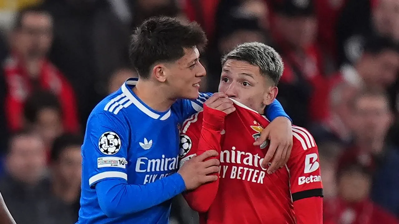 Gianluca Prestianni a la derecha de la imagen, jugador del Benfica. 