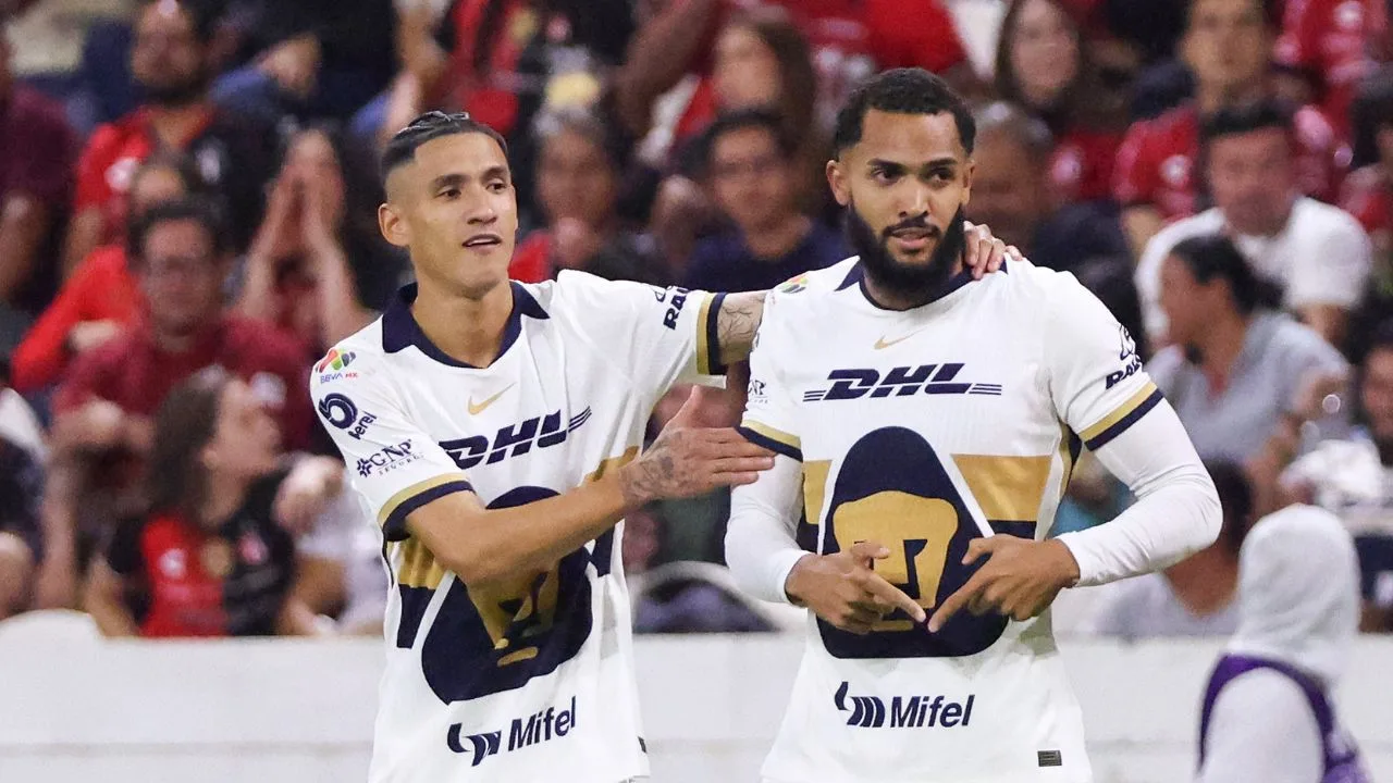 Uriel Antuna y Juninho, jugadores de Pumas. 