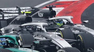 Checo Pérez chocó con Valtteri Bottas en el GP de China y casi causa un desastre en Cadillac