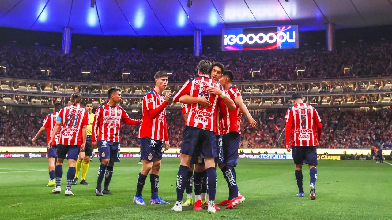 Chivas podría dejar de jugar en el Estadio Akron.