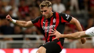 Por qué no juega Santiago Giménez hoy en el derbi AC Milan vs Inter por la Serie A