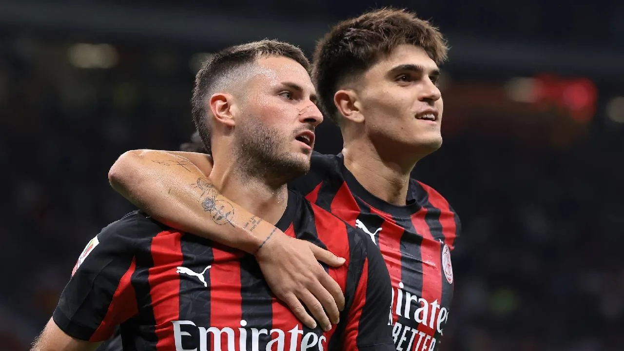 Santiago Giménez, delantero del AC Milan.