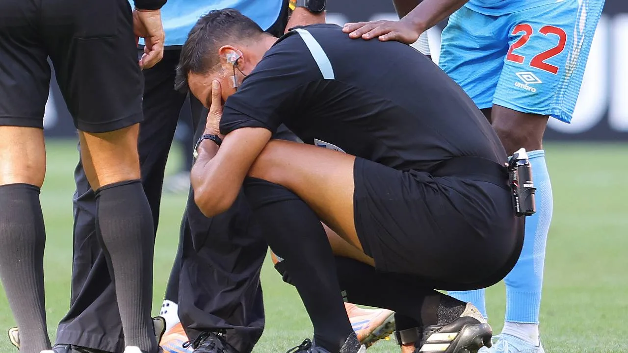 El árbitro del Congo vs Jamaica se lesionó.