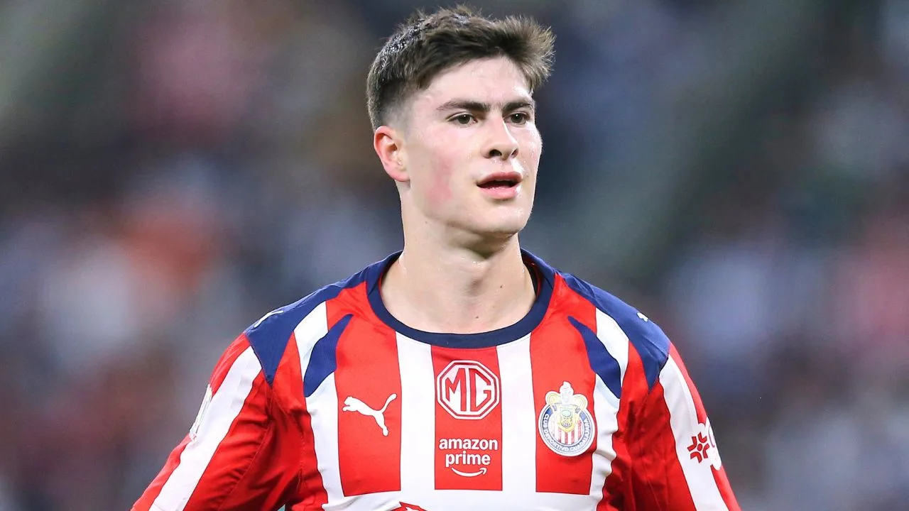 Terrible error de Rayados de Monterrey vs Chivas abre la puerta a la Hormiga González y da golpe a Chicharito.