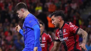 Tras el Chivas vs Atlas estalla la polémica: la jugada que pudo ser penal, y hubiera cambiado el encuentro