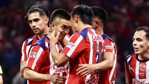 Autobús de Chivas choca previo a enfrentar a Rayados de Monterrey en Liga MX