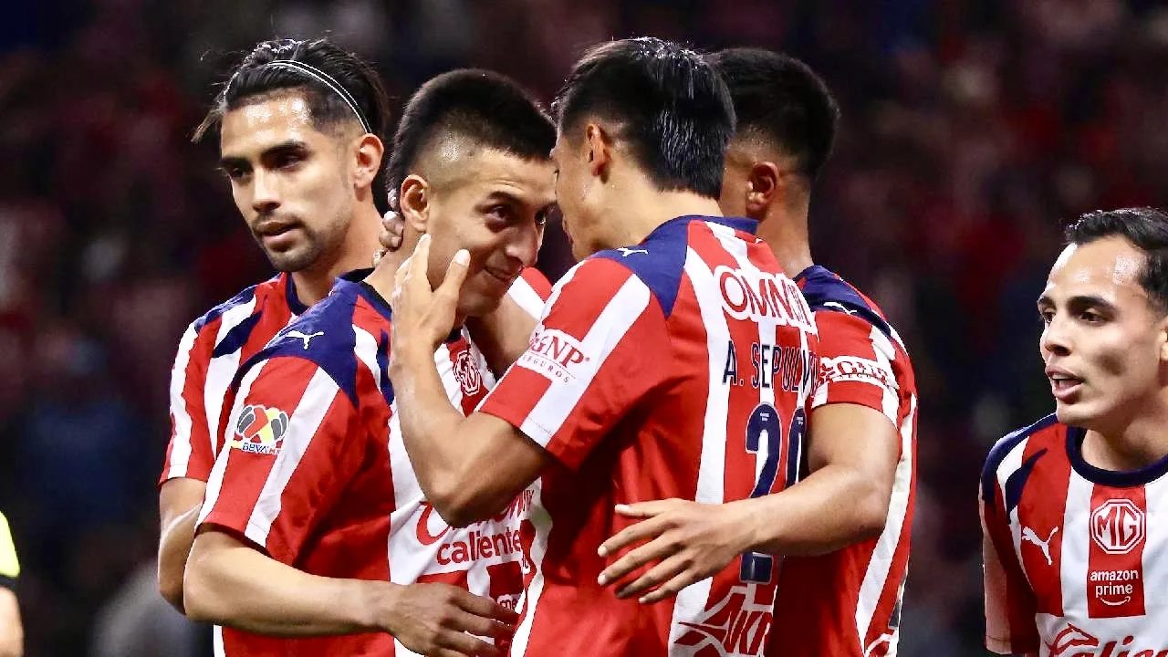 Chivas se mide ante Rayados.