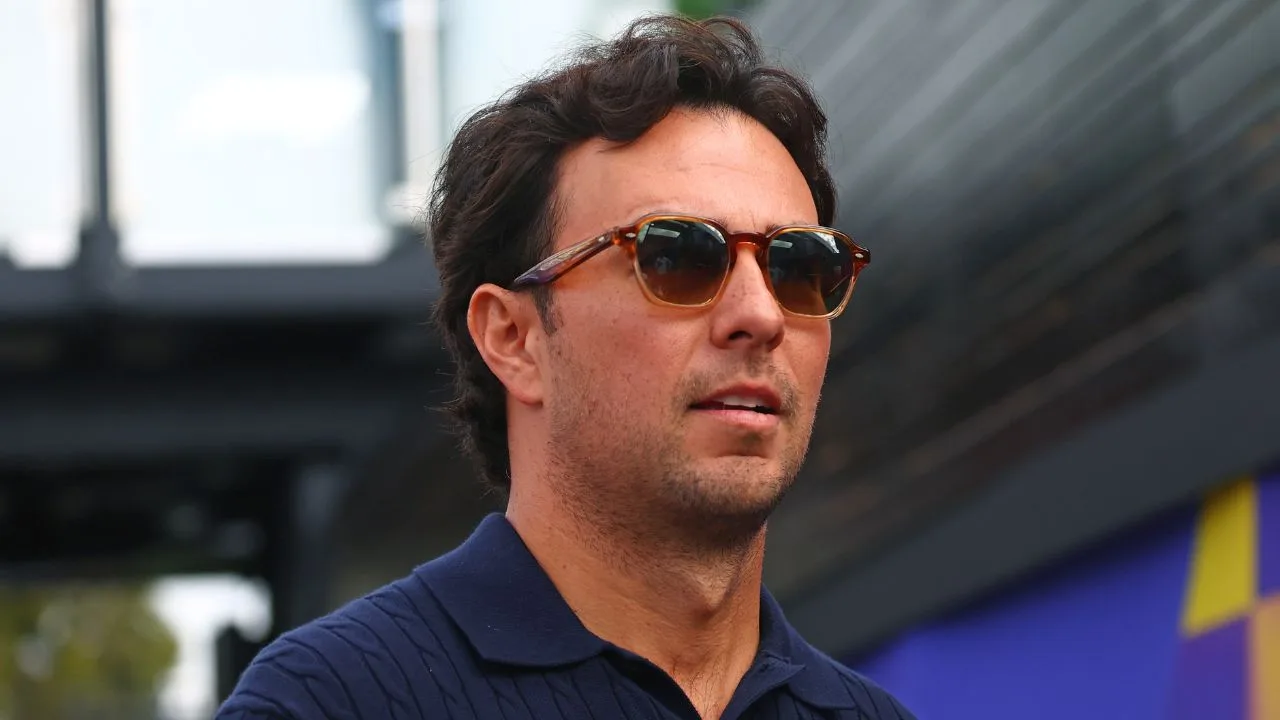 Por sólo 15 pesos, Checo Pérez firmó su autógrafo más caro en el GP de China.