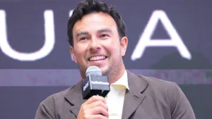 Checo Pérez toma por sorpresa a los aficionados y sigue las peleas de Ring Royale 2026