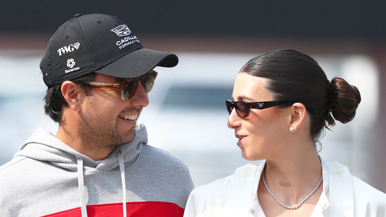 Checo Pérez y Carola Martínez en GP de Japón.