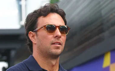 Checo Pérez regresa a la F1 con Cadillac.