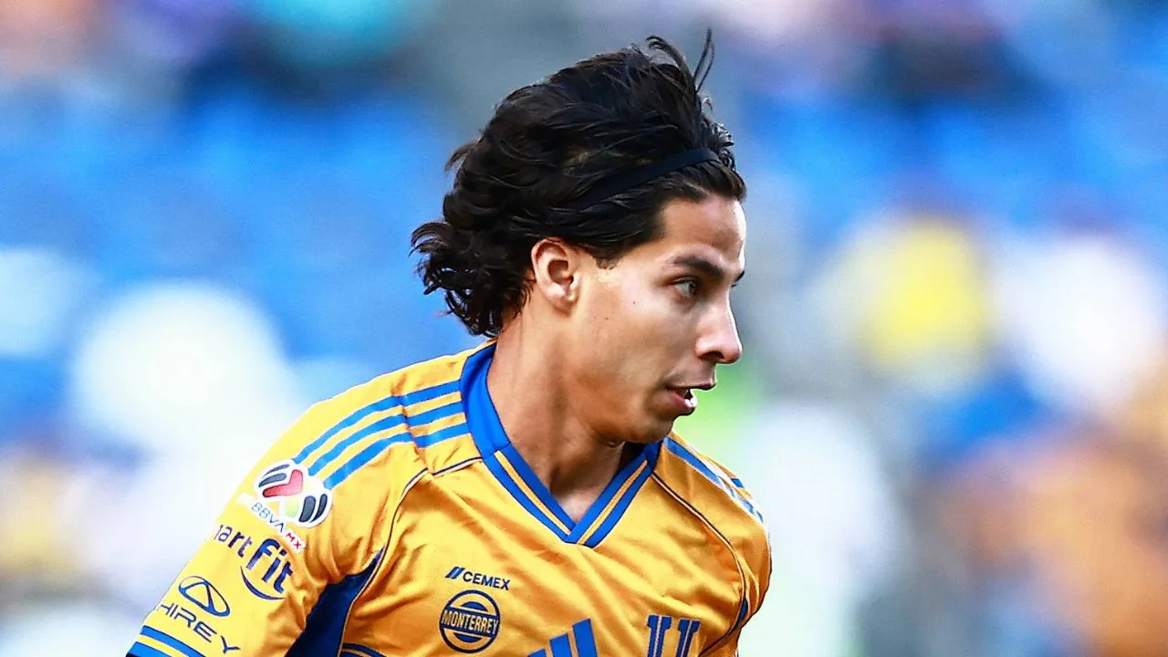 Diego Lainez se topó con un viejo conocido en el duelo ante Cincinnati. 