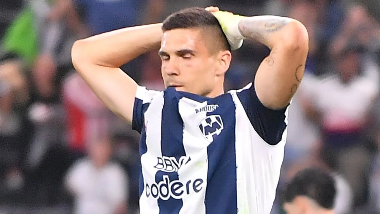 El desesperado gesto de Djuka tras fallar un penal con Rayados de Monterrey vs Chivas.