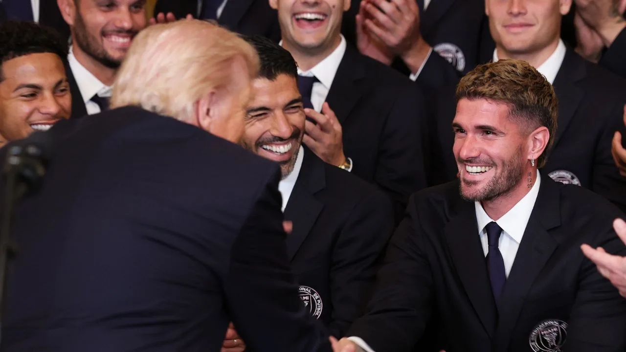Donald Trump saluda a Rodrigo de Paul en la visita del Inter de Miami a la Casa Blanca. 