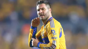 Jersey de Gignac del Clásico Regio vale una fortuna: esto piden en las subastas por la ’10’ de Tigres