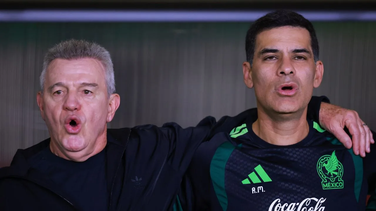 Javier Aguirre, DT de México y su asistente, Rafa Márquez. 