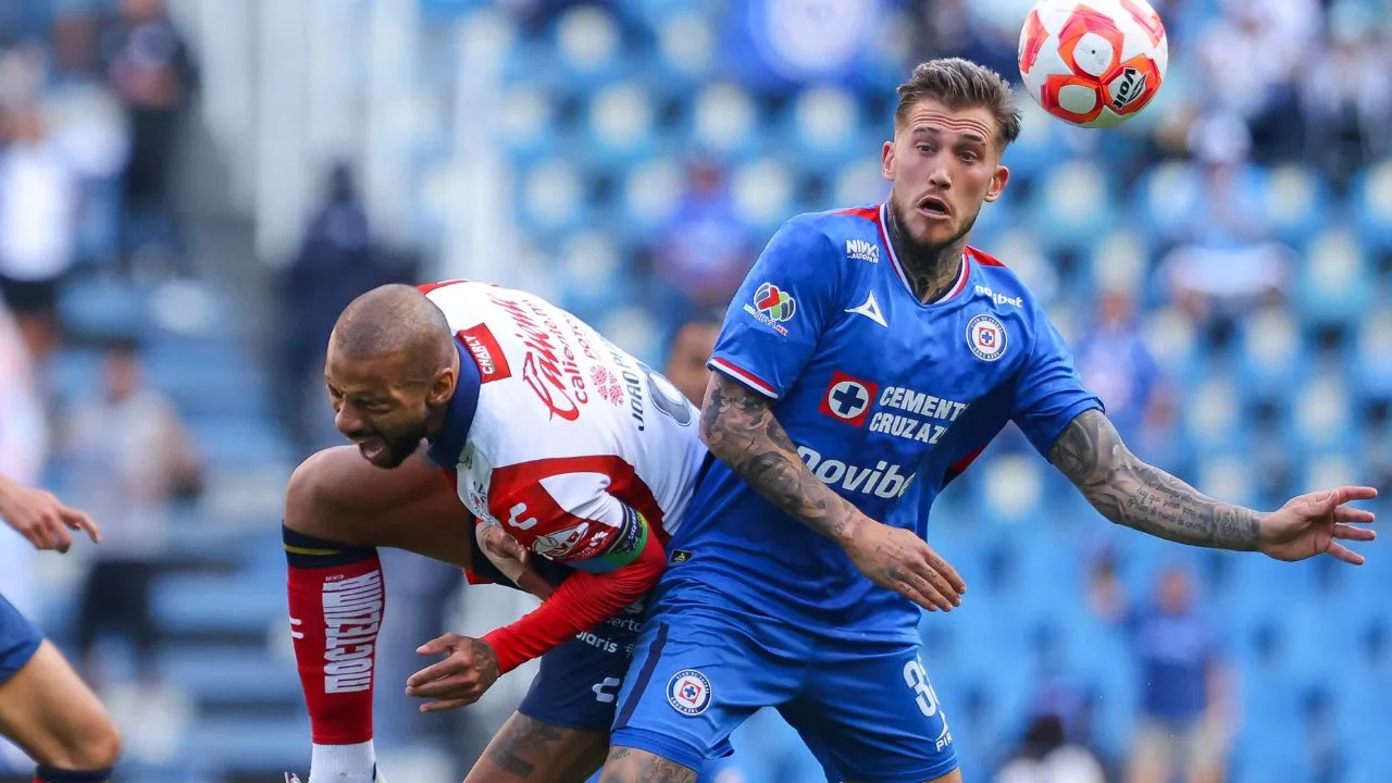 Joao Pedro y Gonzalo Piovi, en el duelo de Cruz Azul vs Atlético San Luis. 