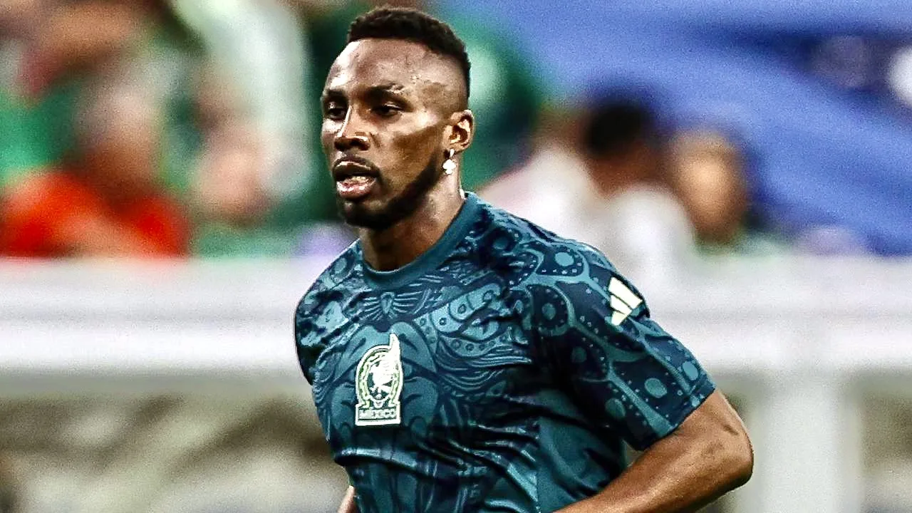 Julián Quiñones, delantero mexicano.