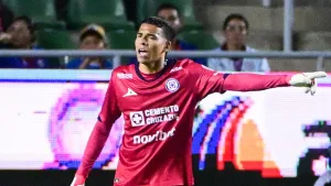 Mazatlán vs Cruz Azul: Kevin Mier le mete susto a Nicolás Larcamón al cometer grosero error
