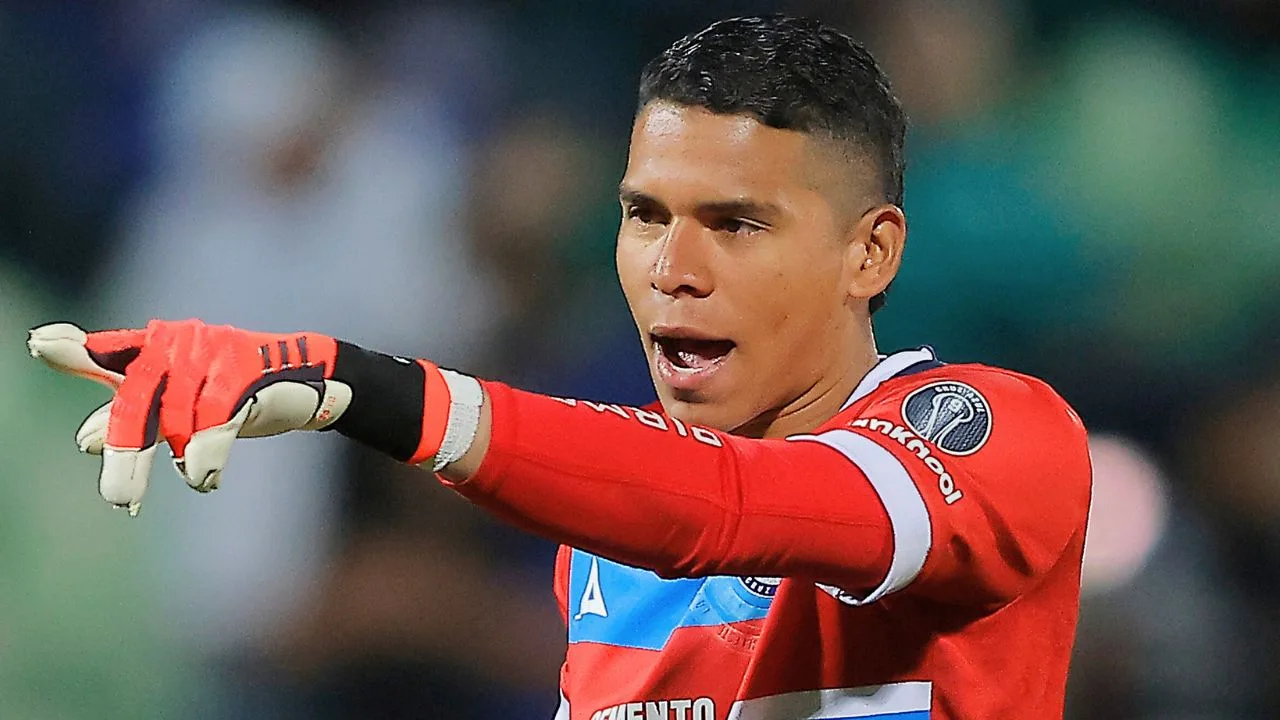 Kevin Mier reaparece en el Cruz Azul vs Atlético de San Luis y mete presión a Nicolás Larcamón.