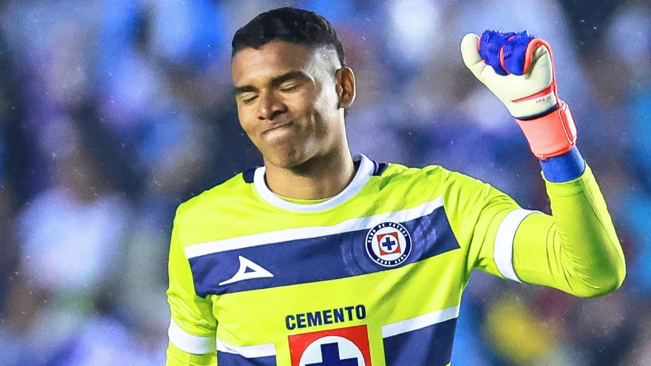 Nicolás Larcamón toma sorpresiva decisión con Kevin Mier en el Pumas vs Cruz Azul.