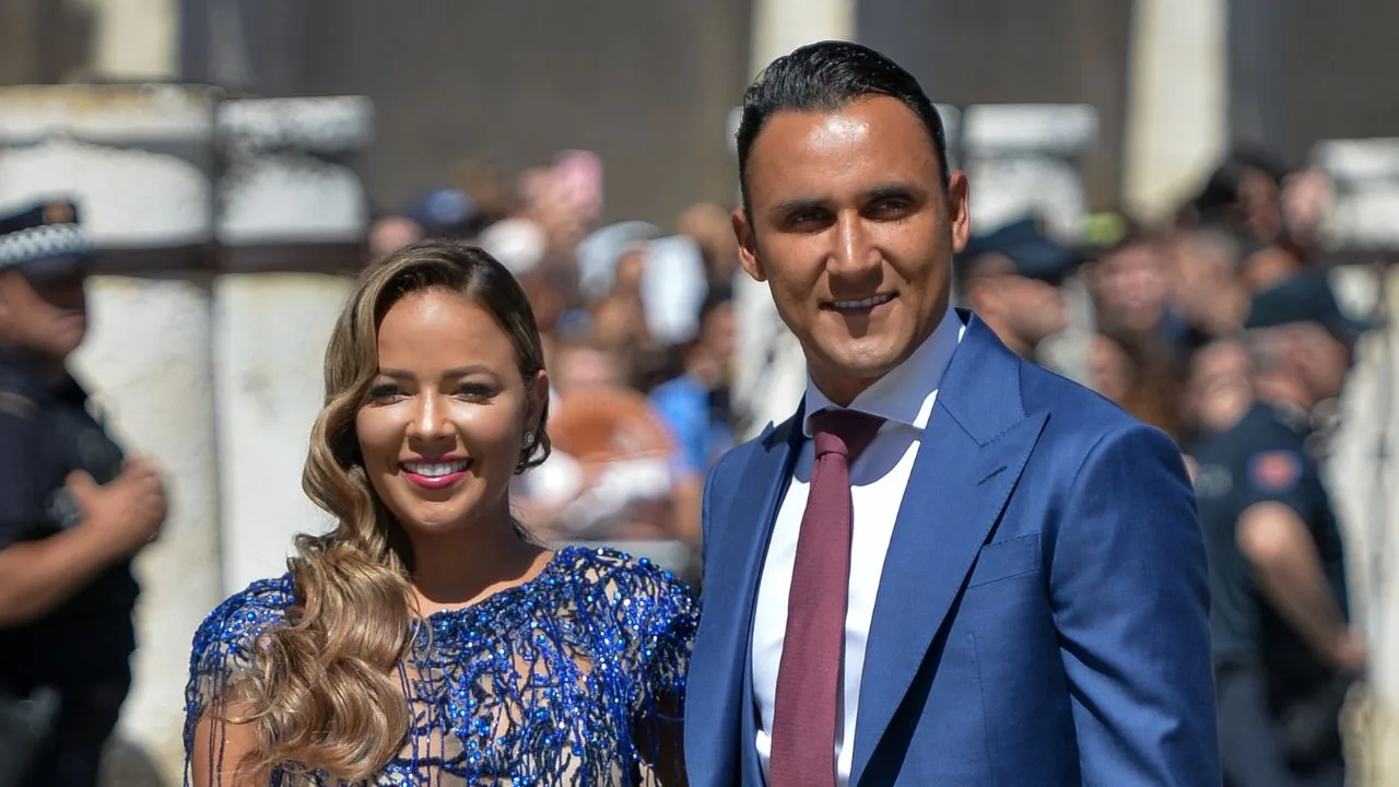 Andrea Salas y Keylor Navas, jugador de Pumas.