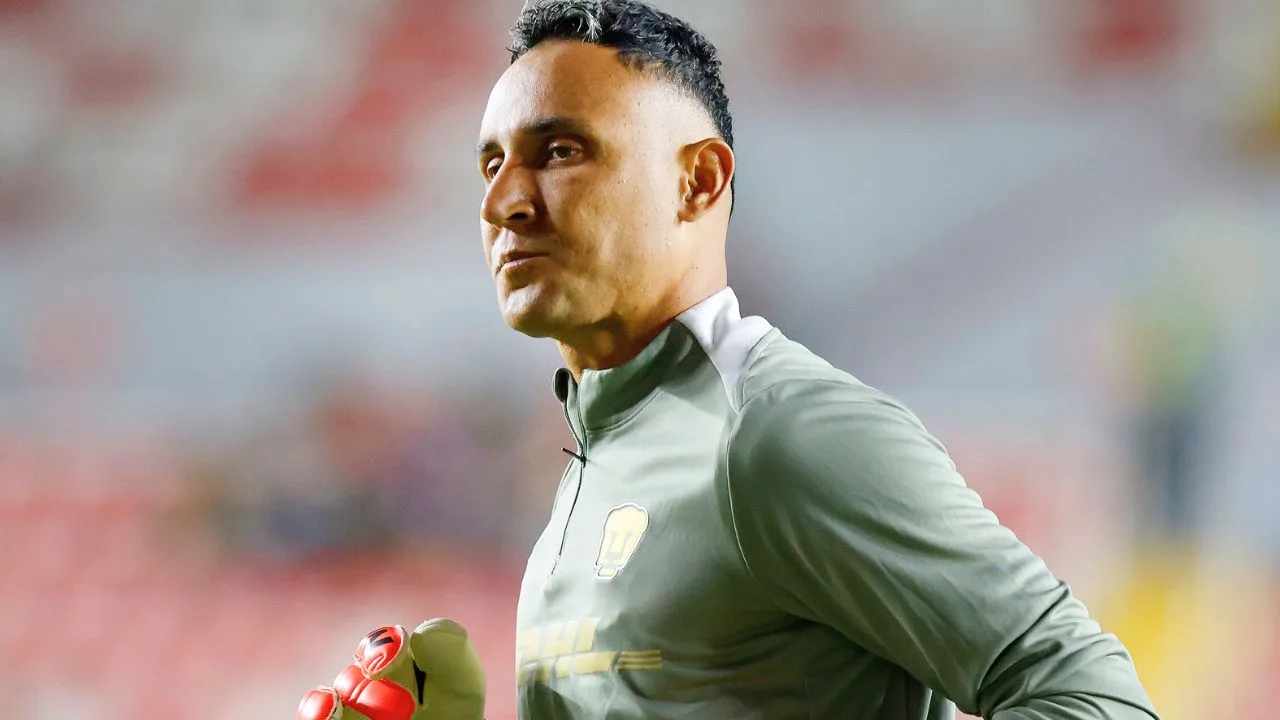 Keylor Navas aún no renueva con Pumas y cuatro clubes de la Liga MX levantarían la mano para ficharlo.