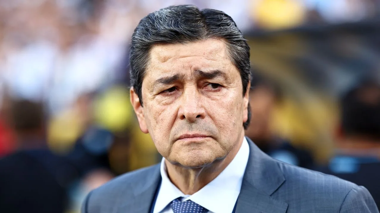 Luis Fernando Tena enciende las alarmas: Qué le pasó al DT mexicano.