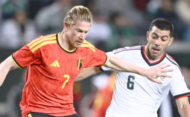 Kevin De Bruyne se cruza fuerte con Erik Lira.