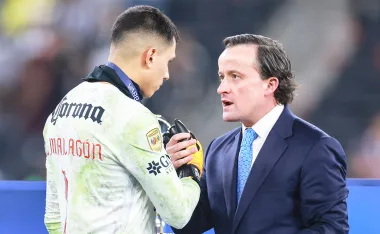 Mikel Arriola junto a Luis Ángel Malagón.