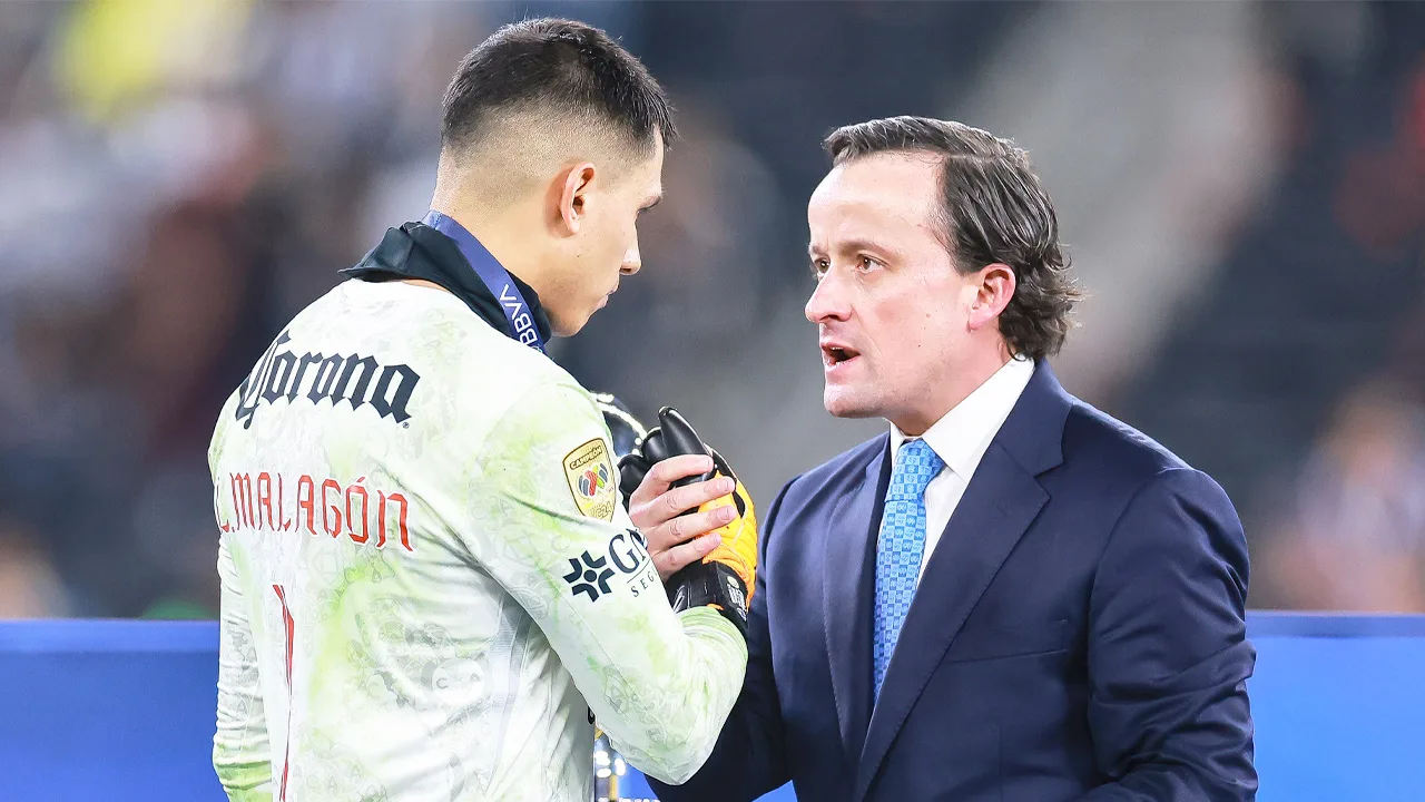 Mikel Arriola junto a Luis Ángel Malagón.