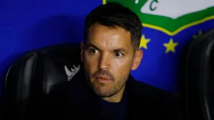 Presidente de Cruz Azul le lee la cartilla a Nicolás Larcamón con firme exigencia