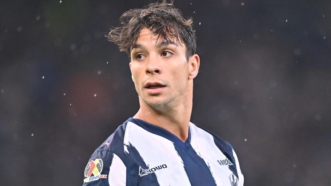 En pleno Clásico Regio, Óliver Torres se olvida de Rayados de Monterrey y se va a una boda.