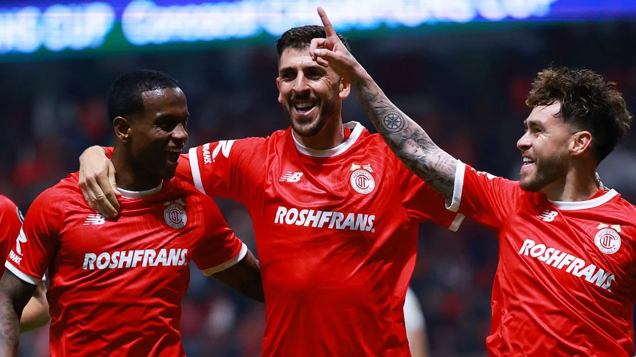 Paulinho, figura de Toluca al centro de la imagen. 