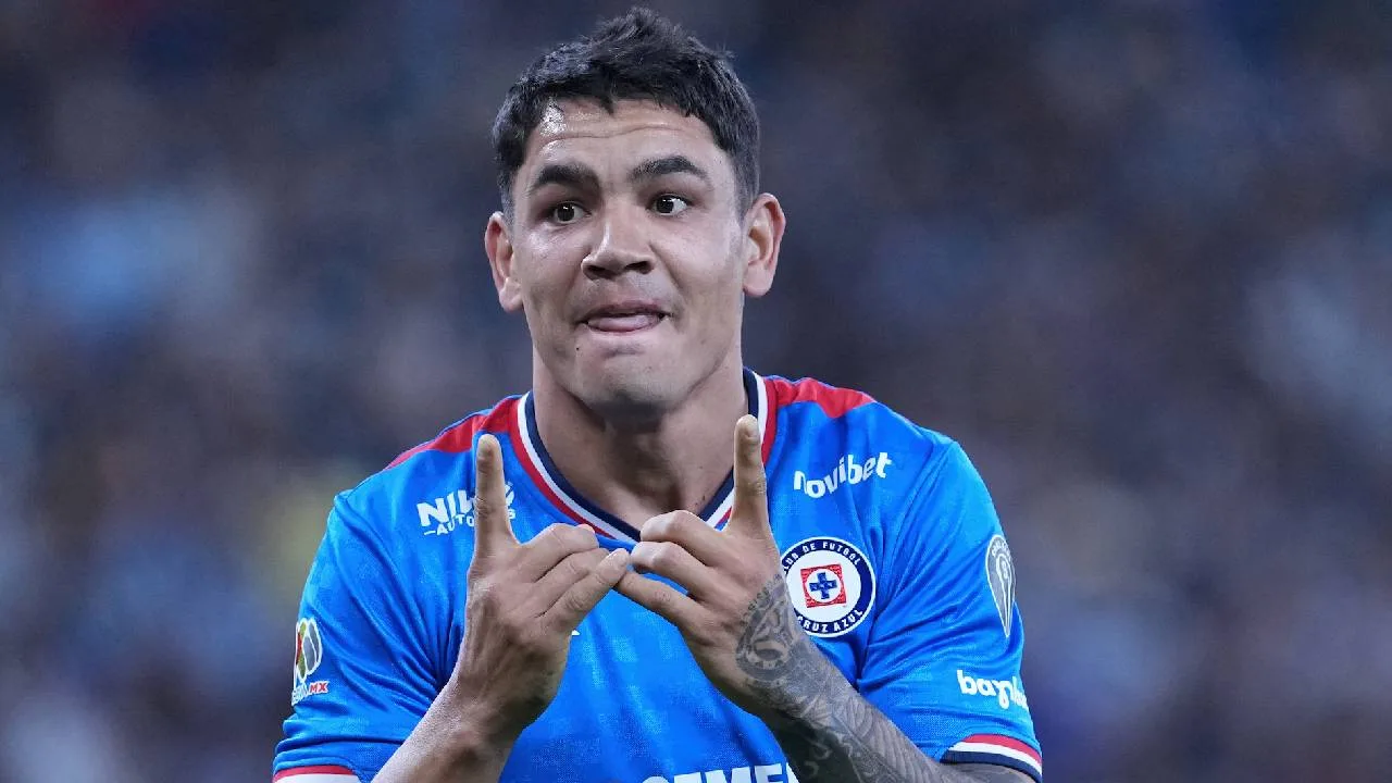 Toro Fernández, delantero de Cruz Azul.