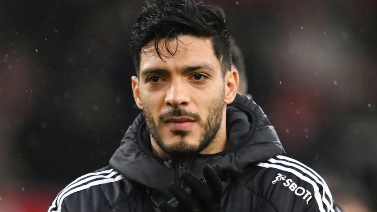 Raúl Jiménez tiene gesto con el Fulham que sorprendió a todos tras la muerte de su padre.