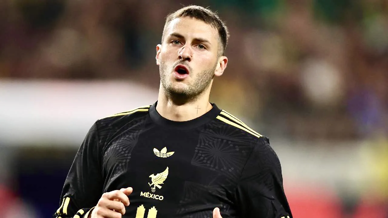 Santiago Giménez, delantero mexicano.