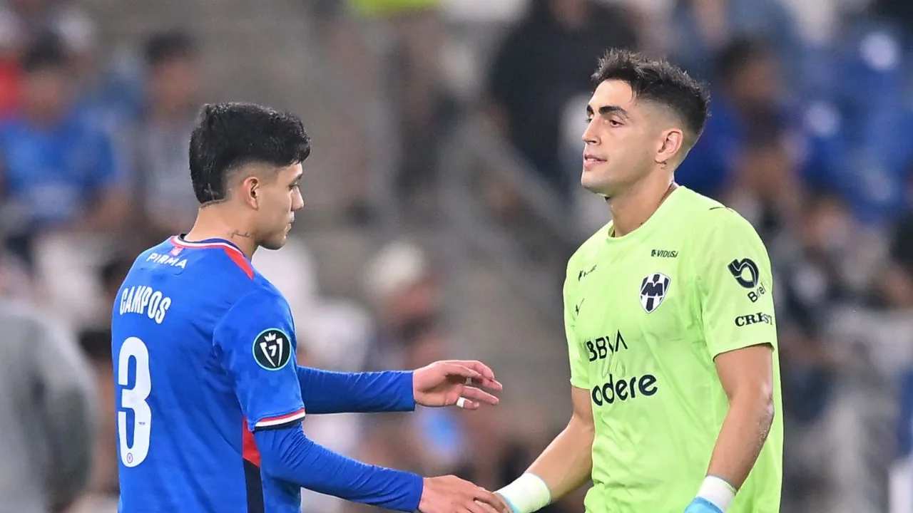 Santiago Mele en el momento en el que sale expulsado en el duelo de Monterrey vs Cruz Azul.