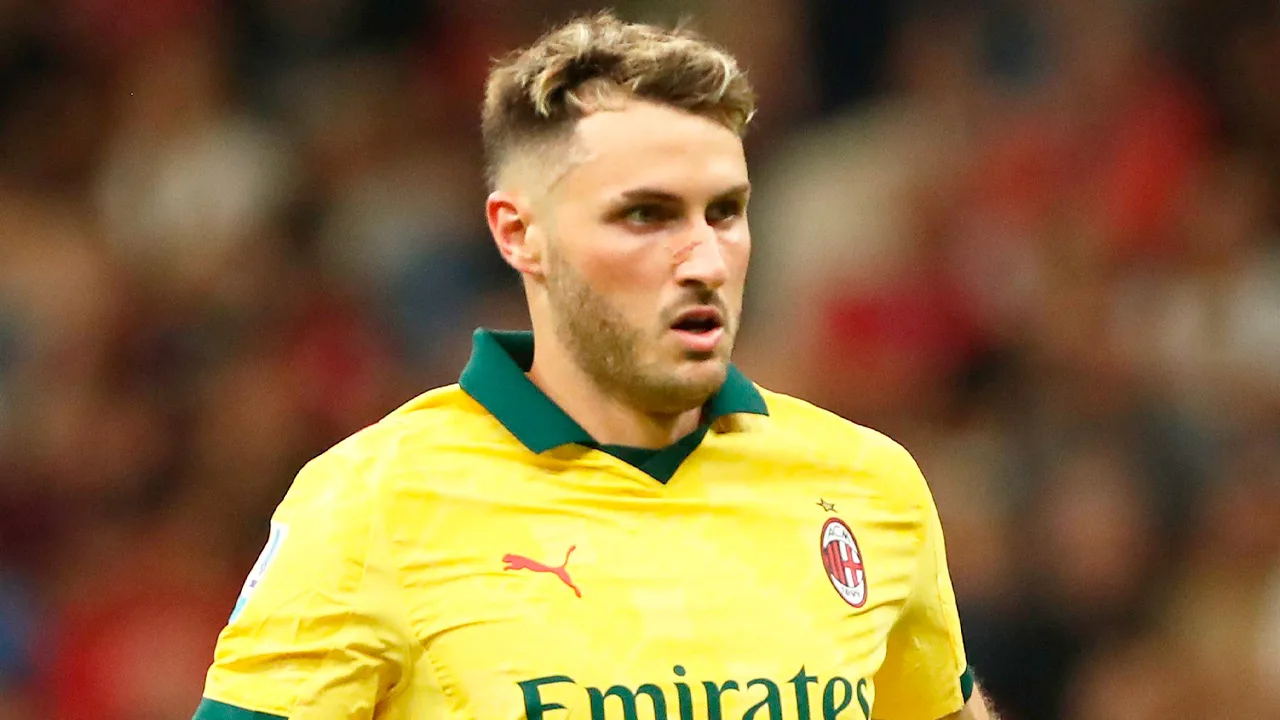 Santiago Giménez, delantero del AC Milán.