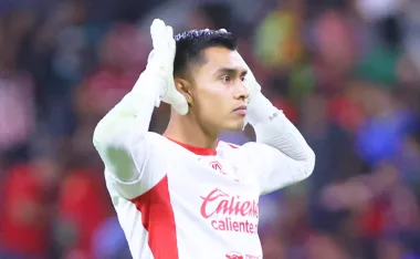 Tala Rangel, portero de Chivas, celebra ante afición del Atlas.