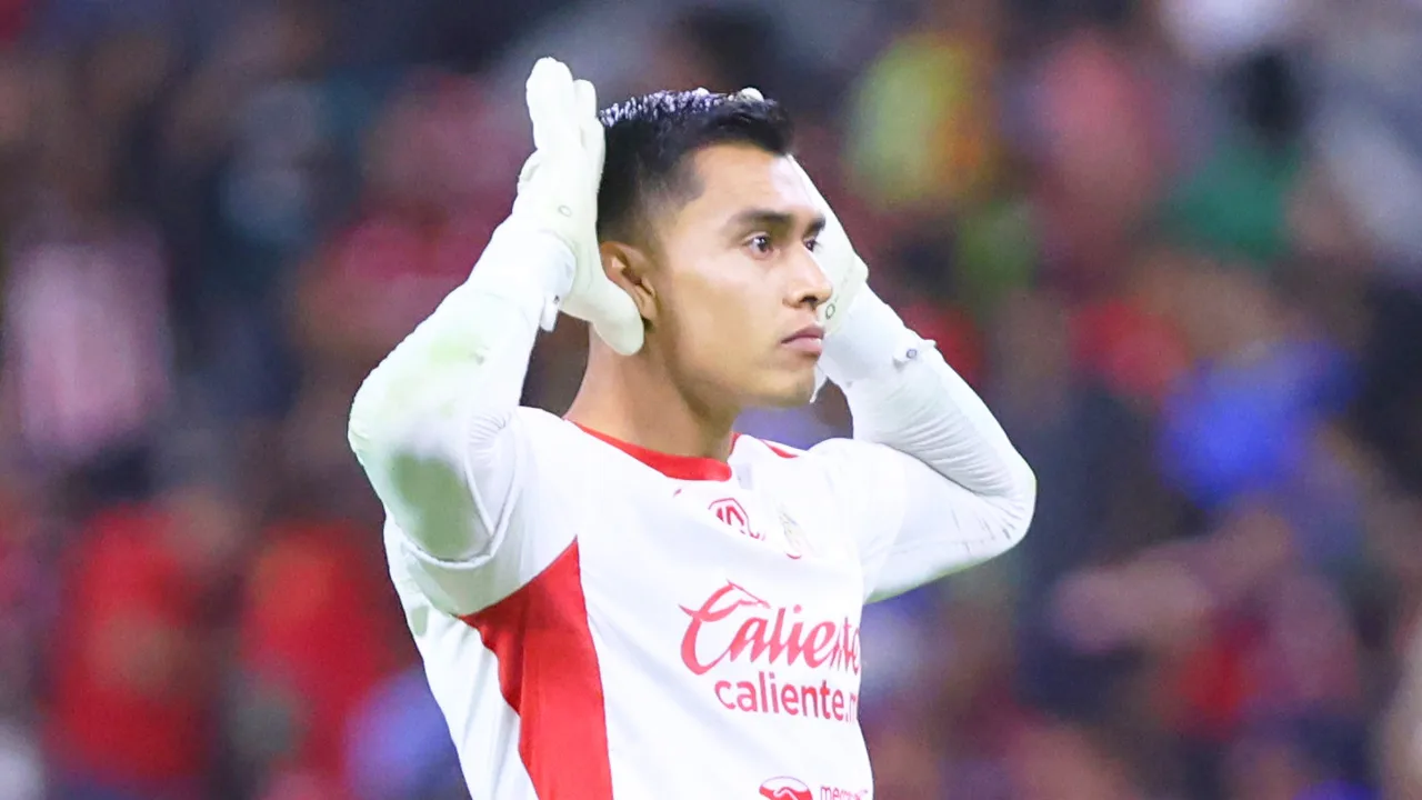 Tala Rangel, portero de Chivas, celebra ante afición del Atlas.