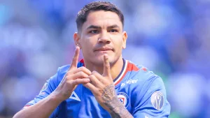 Toro Fernández, figura en Cruz Azul, recibe inesperada candidatura de Nicolás Larcamón