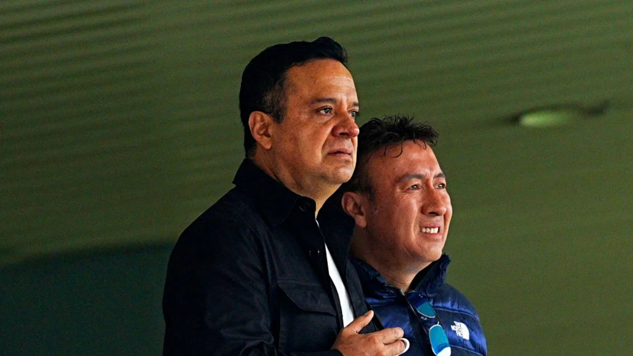 Víctor Velázquez, presidente de Cruz Azul y un acompañante a su derecha. 