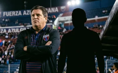 El Piojo Herrera y su auxiliar en Atlante