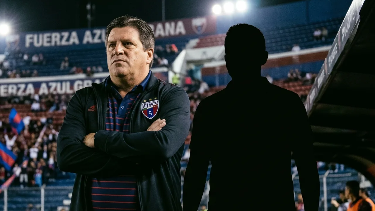 El Piojo Herrera y su auxiliar en Atlante