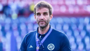 Cruz Azul condiciona permanencia de Iván Alonso tras salida de Larcamón